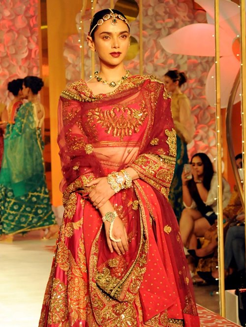Bollywood actress Aditi Rao Hydari forced to walk to Noida fashion show