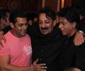 Shahrukh And Salman Hugged Each Other At Baba Siddiqui Iftar Party