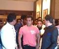 Shahrukh And Salman Hugged Each Other At Baba Siddiqui Iftar Party