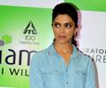 Deepika Padukone promotes ‘Cocktail’ at Reliance store