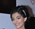 Graceful & elegant Sonam Kapoor at Ave 29 Art Gallery Opening