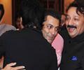 Shahrukh And Salman Hugged Each Other At Baba Siddiqui Iftar Party