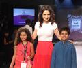 Tisca Chopra walks the ramp for Sonali Mansingka at IKFW 2012