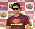 Vivek Oberoi promotes ‘Kismet Love Paisa Dilli’ at Reliance Mart