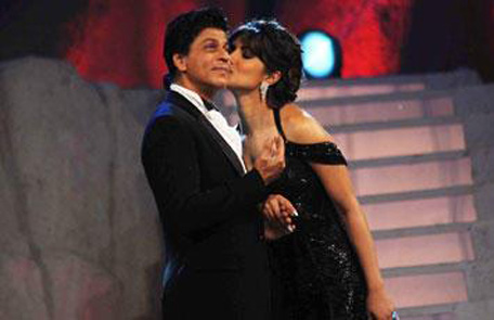 19th Colors Screen Awards: Priyanka Chopra kisses Shahrukh Khan on stage!