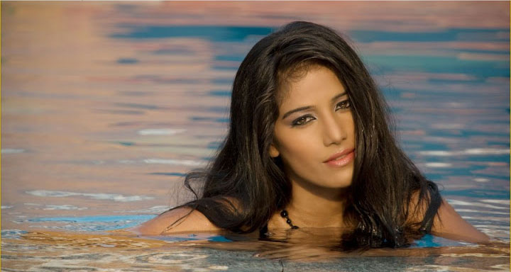 Poonam Pandey's MMS clip goes viral on net
