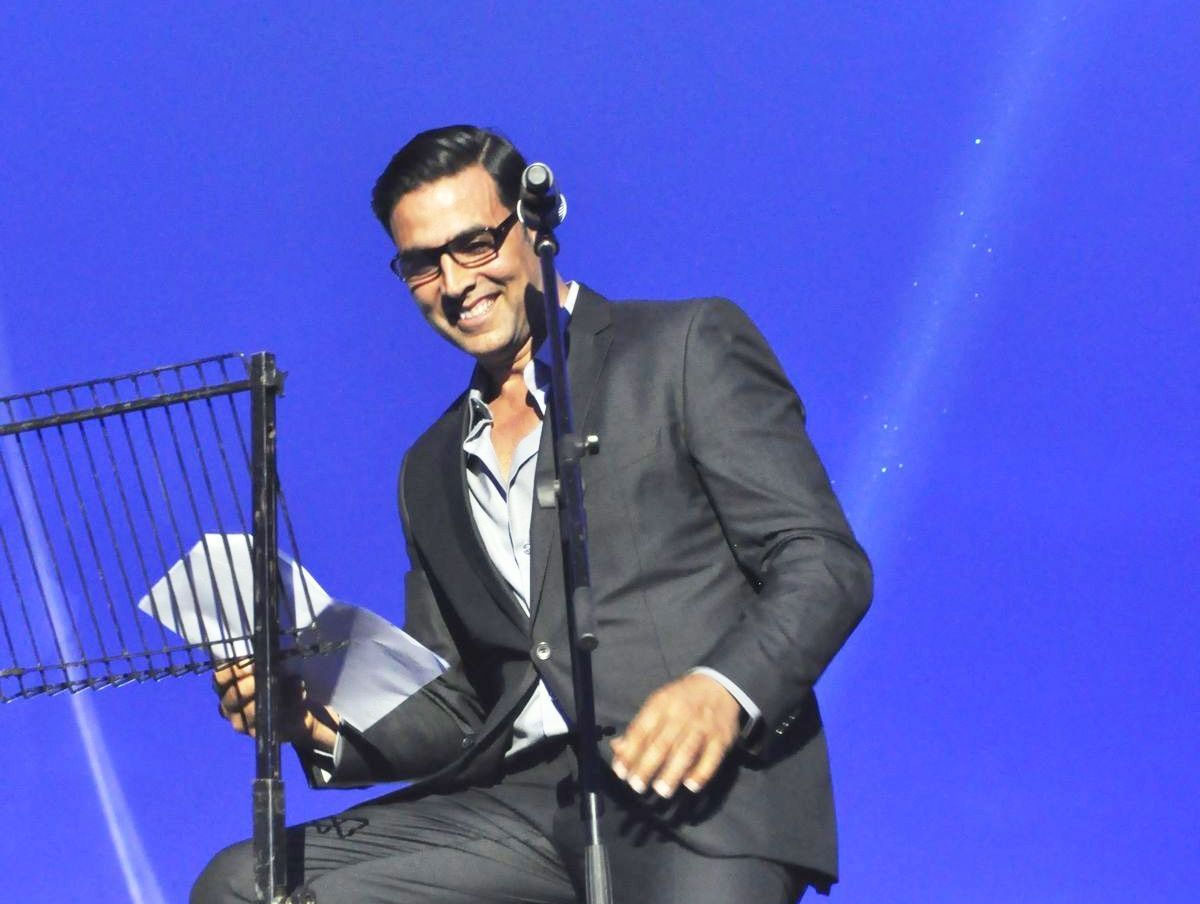 Akshay Kumar turns singer; dedicates song to a lost friend!