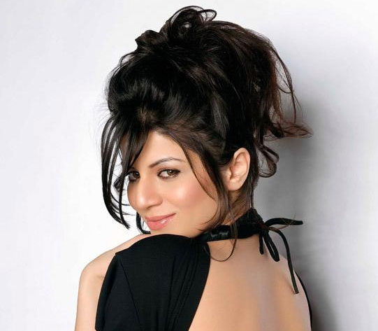 Divya Bharti’s cousin Kainaat enters Bollywood